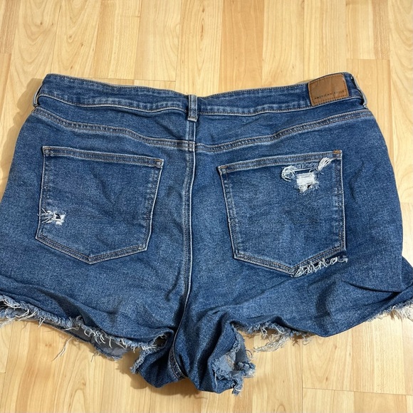 American Eagle Women's Medium Wash Distressed Mom Stretch Short Size 20 - Picture 8 of 8